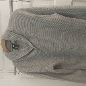 Men's long sleeve knitted sweater.